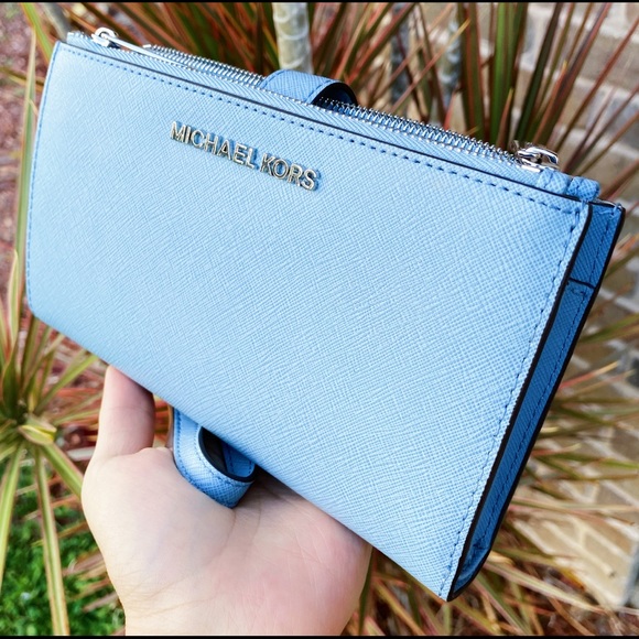 Michael Kors Handbags - Gaby’sBags💕Michael kors large phone wristlet blue